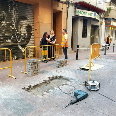 Continuen les obres de millora del paviment del carrer Comerç