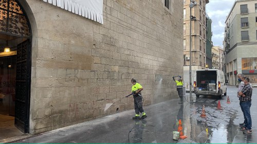 Imatge de la notícia La Paeria neteja les pintades de la façana de l’IEI 