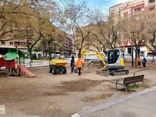 Imatge de la notícia La Paeria renova el parc infantil de la plaça del Clot de les Granotes