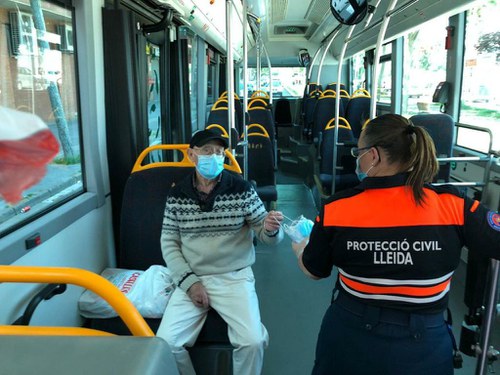 Imatge de la notícia La Paeria reparteix mascaretes de protecció als usuaris del transport públic de Lleida 