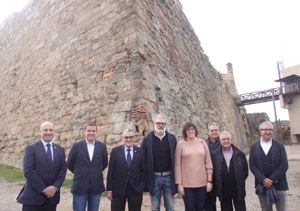 Imatge de la notícia La Paeria inverteix 100.000 euros en reparar la muralla del Turó de la Seu Vella i reobre el seu camí de ronda