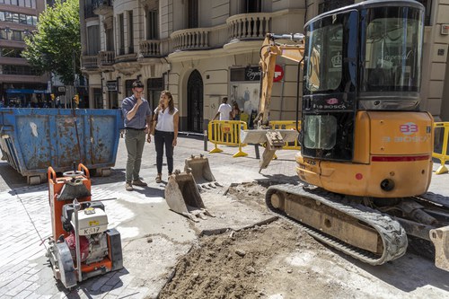 Imatge de la notícia En marxa les obres d'arranjament del paviment del carrer Democràcia 