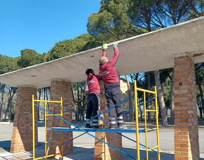 La brigada Lleida Ciutat Amable neteja i arranja l’accés al parc Les Basses
