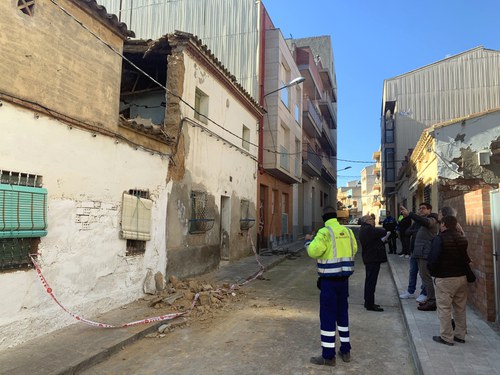 Imatge de la notícia La Paeria enderroca subsidiàriament l’edifici del carrer Oliver del Secà que ha patit avui un esfondrament 