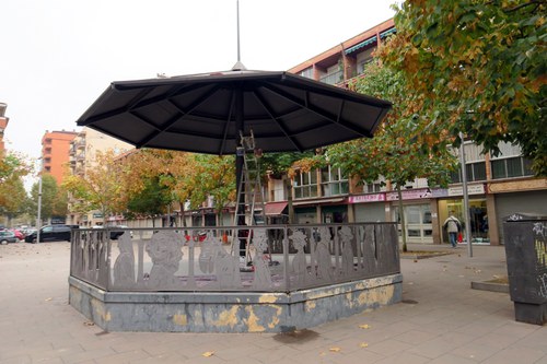Imatge de la notícia La Paeria engega tasques de millora de la pèrgola de la plaça de Cappont 