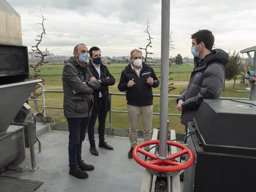 Imatge de la notícia La Paeria i l'Agència Catalana de l'Aigua impulsen la instal·lació de 285 panells solars a les teulades de la depuradora de Lleida 