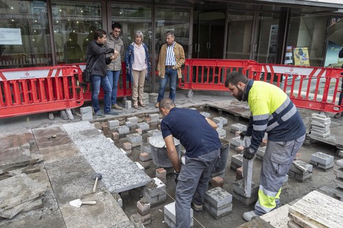 Imatge de la notícia La Paeria millora el paviment a l’accés a l’Auditori i renova les llambordes del carrer Alcalde Costa 