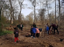 120 nens i nenes de Lleida planten arbustiva al Parc Municipal de la Mitjana 