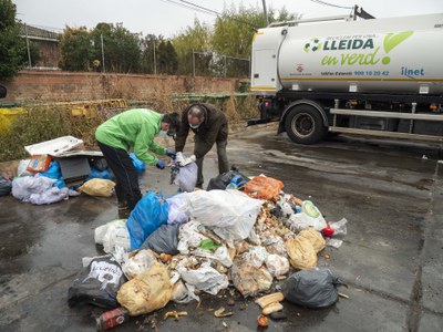 Campanya contra l’abandonament de bosses de brossa i residus als carrers de Lleida 