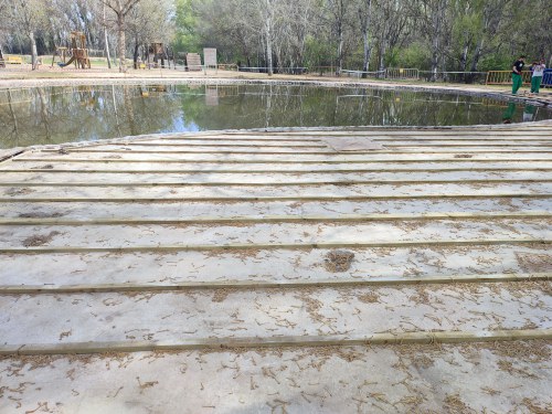 Imatge de la notícia El Parc de la Mitjana renova la tarima de fusta de l’àrea de la Carbonera