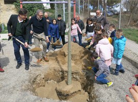 Els alumnes de l’escola Antoni Bergós planten un arbre amb motiu del centenari del centre educatiu 