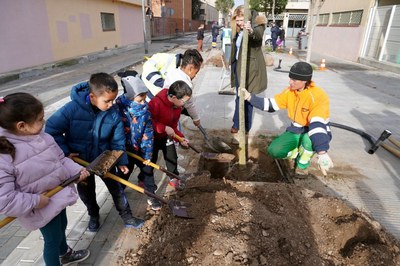 Infants de l’escola Joan Maragall planten quatre lledoners dins el projecte de sendes arbrades