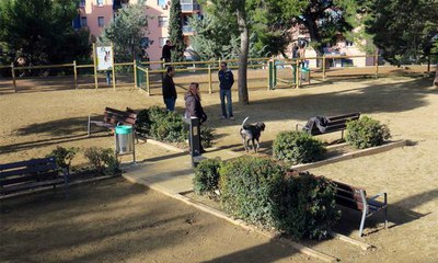 L'alcalde Ros visita la nova àrea de gossos del Parc de Santa Cecília
