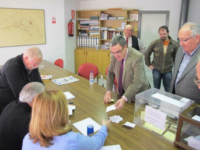 L'alcalde vota en les eleccions per la renovació de la Junta de Sequiatge