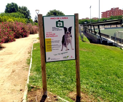 La Paeria senyalitza una àrea oberta de gossos als Jardins de l’Alcalde Estadella, a Balàfia 
