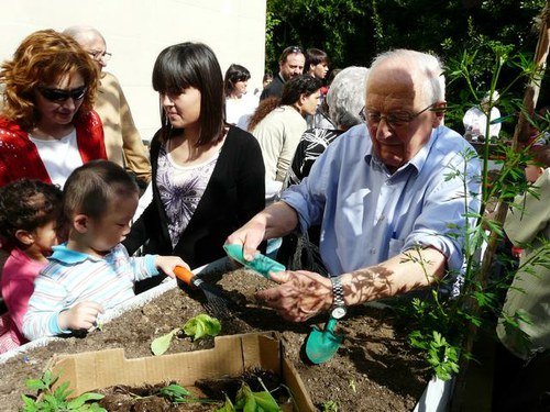 Imatge de la notícia Plantada d’arbres intergeneracional a la Residència Llar Sant Josep
