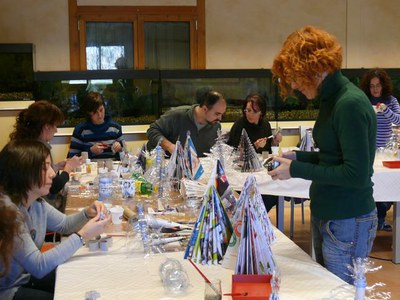 Una vintena de persones participen al taller d'elaboració de motius decoratius ecològics per a les Festes de Nadal
